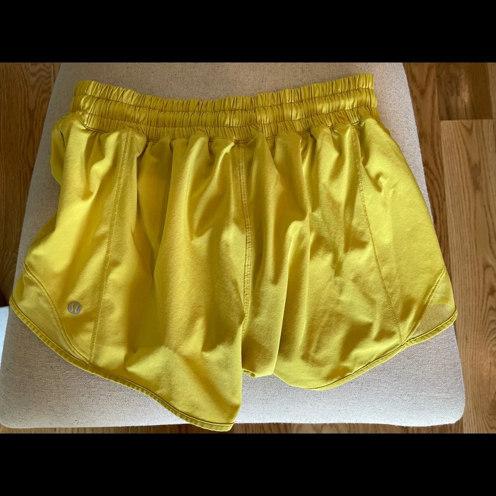 Lululemon hotty hot low rise lined short 4” - Picture 1 of 2